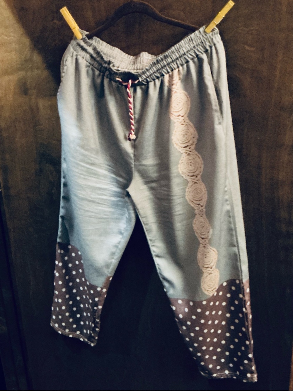 Women's Light Gray Elastic Waist Capris with Polka Dot Hem